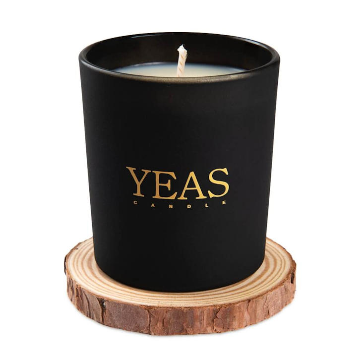 świeca sojowa yeas candle na podkładce drewnianej w kolorze czarnym