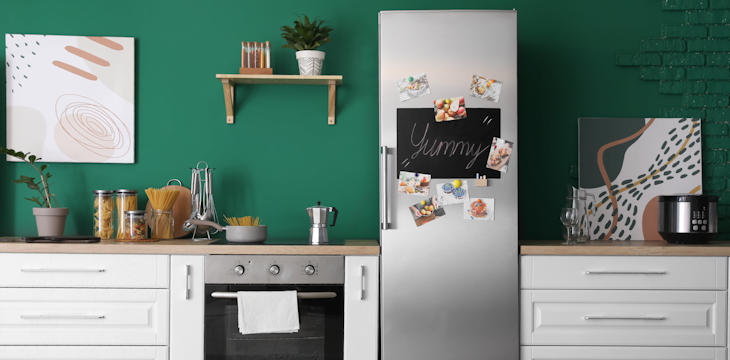 Zielona farba do kuchni na ścianie w nowoczesnym wnętrzu