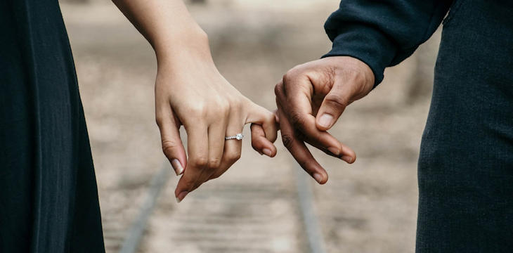 Radzimy jak wybrać idealny pierścionek zaręczynowy.