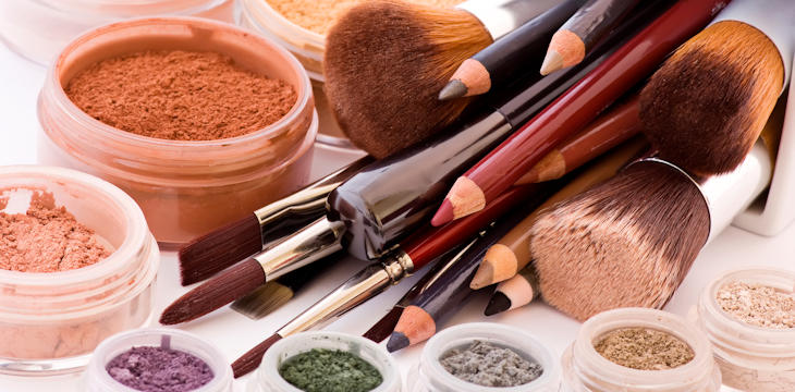 Na czym polega makijaż kosmetykami mineralnymi?