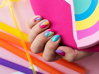 Miks kolorów czy geometryczne wzory? Tego lata postaw na wakacyjne szaleństwo na paznokciach!