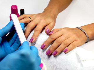 Manicure klasyczny czy hybryda - który lepszy dla naszych paznokcie?