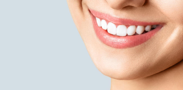 Domowe sposoby na walkę z nadwrażliwością zębów.