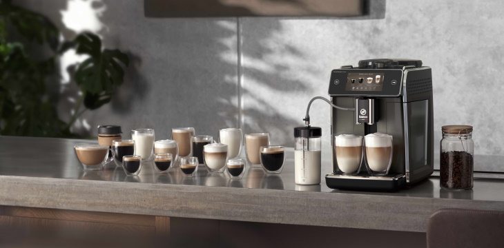 Dążenie do stworzenia idealnej kawy dla Ciebie jest teraz jeszcze łatwiejsze. Nowy ekspres do kawy Saeco GranAroma Deluxe, podłączony do sieci Wi-Fi, na bieżąco udoskonala Twoje kawowe doświadczenia.