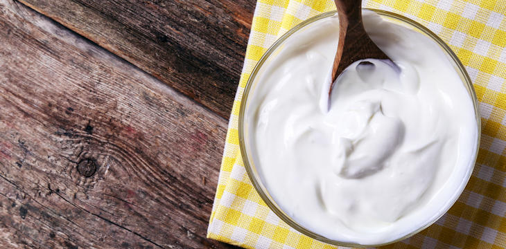 Ajran, skyr czy jogurt grecki – jaka jest między nimi różnica?