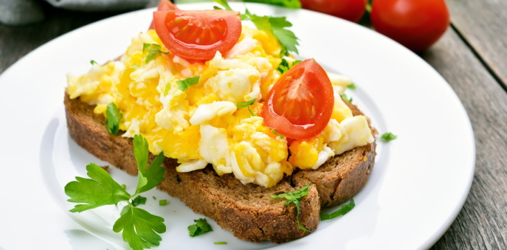W jaki sposób zjeść jajko na śniadanie?