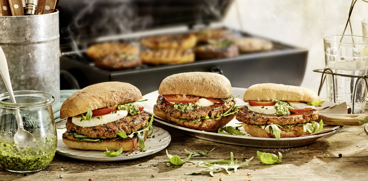 Roślinny burger z rukolą i pesto w chrupiącej ciabacie - przepis kulinarny.