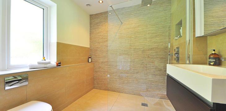 Dlaczego warto zainwestować w kabinę prysznicową walk-in?