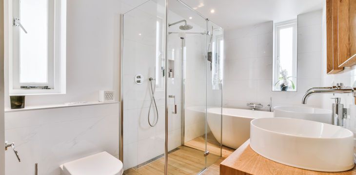 Czy kabina prysznicowa wolnostojąca to dobre rozwiązanie?