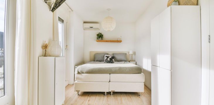 Sprawdź, jak połączyć we wnętrzu funkcjonalność i styl dzięki szafie z komodą w małej sypialni.