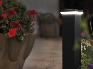 Jesienno-zimowe wieczory w ogrodzie – lampy LED Simpio i Bosspio marki Plast-Met Systemy Ogrodzeniowe.