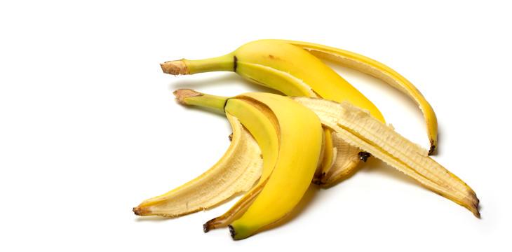Nawóz ze skórki banana do roślin.