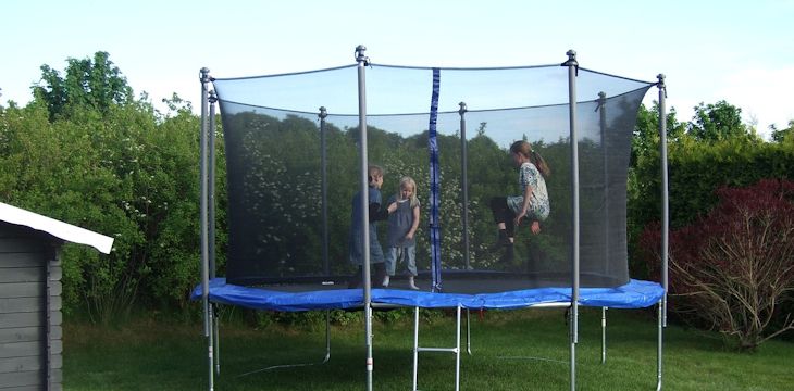 Co wziąć pod uwagę przy wyborze trampoliny ogrodowej?