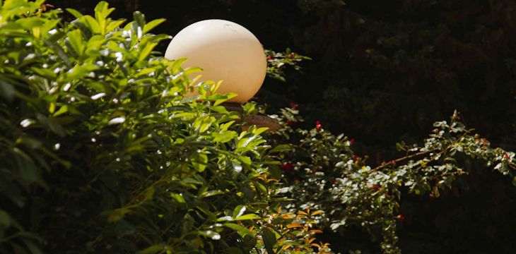 Lampy ogrodowe w kształcie kuli na oświetlenie ogrodu