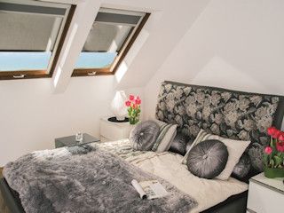 Komfortowa sypialnia na lato dzięki oknom dachowym FAKRO.