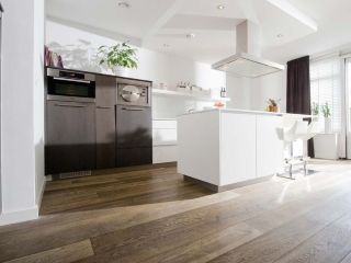 Jak dbać o drewnianą podłogę w naszym domu? Czy dobrym sposobem jest olejowanie?