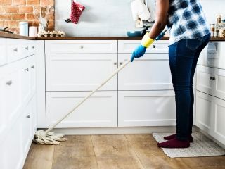 Sprawdź 5 najlepszych sposobów na szybkie i dokładne sprzątanie.