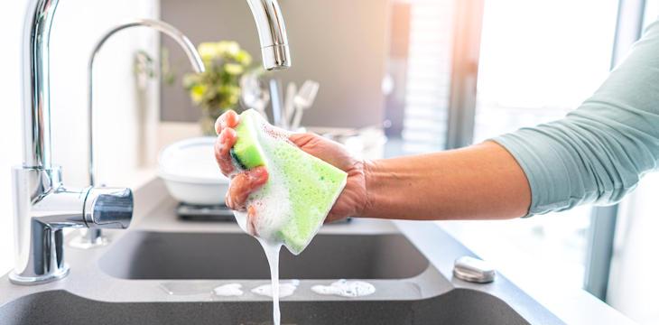 Gąbka do mycia naczyń - skuteczna dezynfekcja?