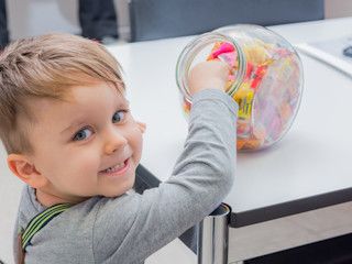Zdrowe podejście do słodyczy - jak nauczyć dzieci jeść mądrze i z umiarem?