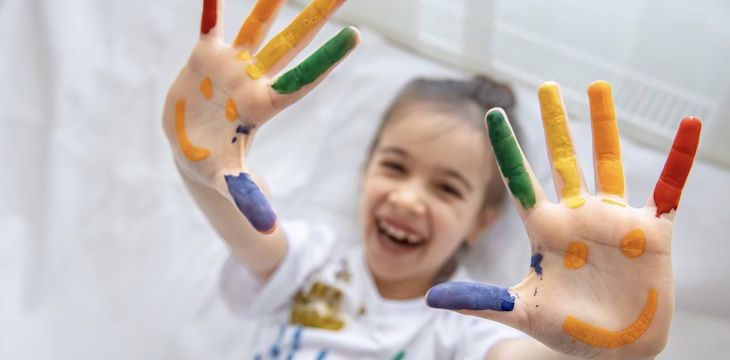 Dlaczego warto wprowadzać kolory do otoczenia dziecka?