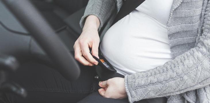 Czy warto korzystać z adaptera do pasów w samochodzie podczas ciąży?