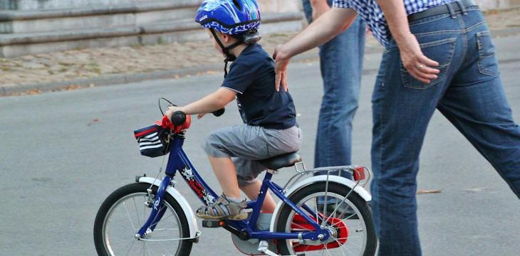 Jak zadbać o bezpieczeństwo dziecka rzy jeździe na rowerze?