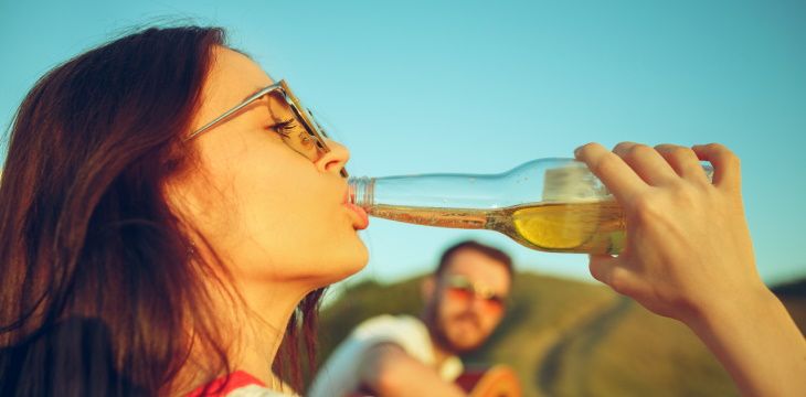 Dlaczego i jak piją polskie nastolatki?