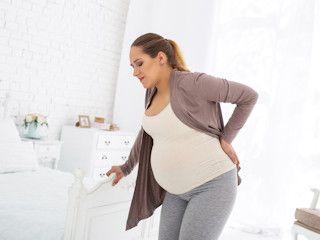 Domowe sposoby na złagodzenie bólu przy rwie kulszowej w ciąży.