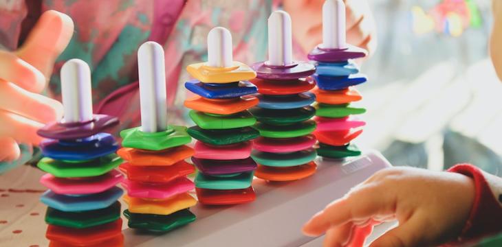 Jakie zabawki sensoryczne dla dzieci wybrać i dlaczego warto je kupić? 