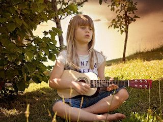 Gra na instrumentach ma pozytywny wpływ na dzieci.