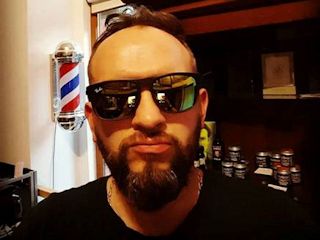 Barber Scooter strzygł brody na Rysach w Polsce.
