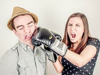 Jak sobie poradzić z kłótniami twojego partnera z twoimi koleżankami?