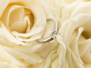 Idealna biżuteria dla kobiety - pierścionek z brylantem.