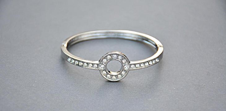Prezent zaręczynowy - srebrny pierścionek.