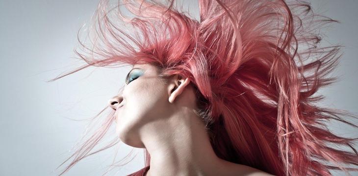 10 domowych sposobów na zmycie farby z włosów.