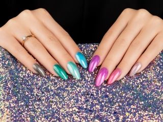 Tęczowe kolory na paznokciach - Holo Manix i Glass od Indigo.