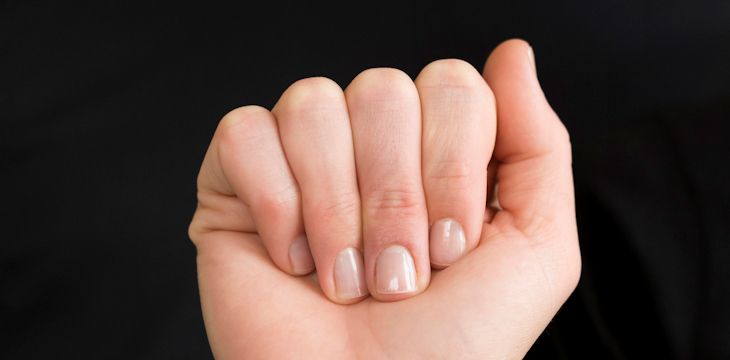 Jak sobie poradzić z pozadzieranymi skórki przy paznokciach?