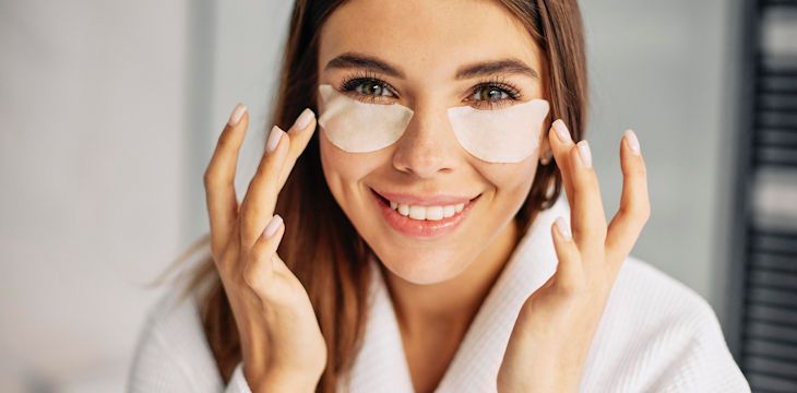 Jak dbać o delikatną skórę okolic oczu?