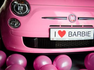 Unikatowy różowy Fiat 500 od Barbie - promocja Barbie i Fiata.