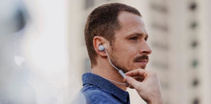 Słuchawki Bluetooth z wydajną baterią i magnetycznym zapięciem