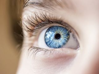 5 sposobów na zmęczone oczy – walcz z Cyfrowym Zmęczeniem Wzroku.