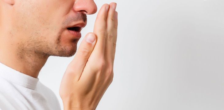 Co zrobić, by nie stresować się przykrym zapachem z ust?