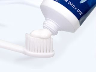 Profesjonalne wybielanie zębów w zaciszu własnego domu – poznaj pastę do zębów Rapid White.