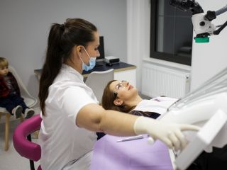 Poznaj fakty i mity na temat leczenia zębów w okresie ciąży i dowiedz się na jakie zabiegi u stomatologa można się zdecydować.