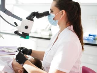 Cykl: Zapytaj stomatologa. Dowiedz się jak powstaje próchnica, jakie są jej pierwsze objawy i jak można jej zapobiec.