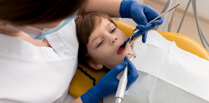 Czy piaskowanie zębów jest bezpieczne dla dzieci?