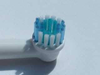 Jakie są zalety używania szczoteczki elektrycznej do mycia zębów?