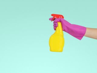 Poznaj listę substancji, które mogą truć Cię podczas sprzątania.