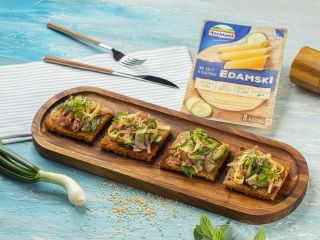 Edamski – nie bez powodu jeden z najpopularniejszych serów żółtych na świecie. Pełnoziarniste grzanki z sałatką z szynki, sera i ogórka marynowanego - przepis kulinarny.