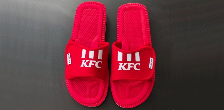 Weź udział w konkursie i zgarnij kultowe klapki Kubota x KFC